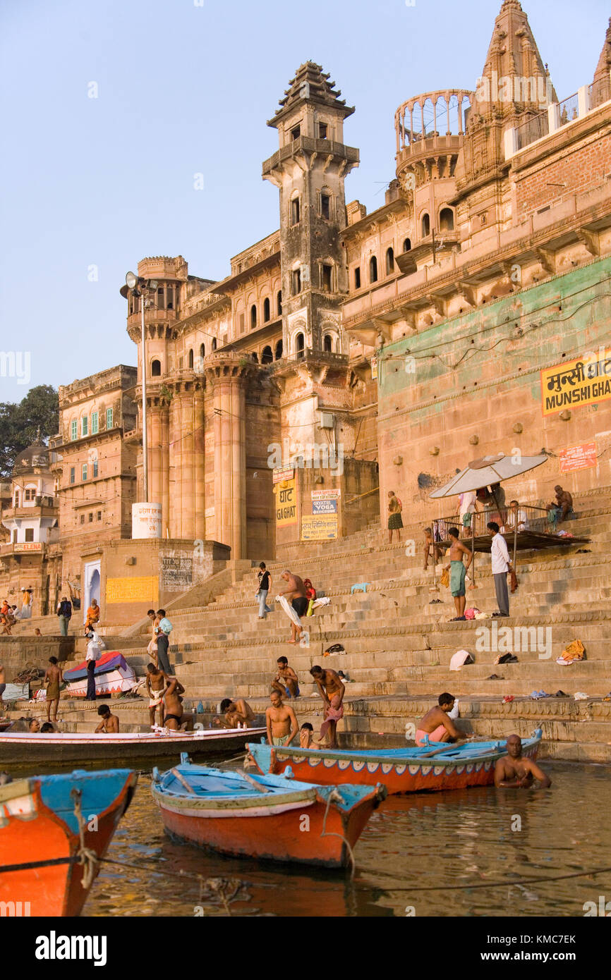 Il Hindu Ghats sulle rive del fiume sacro Gange a Varanasi in India del nord. Foto Stock