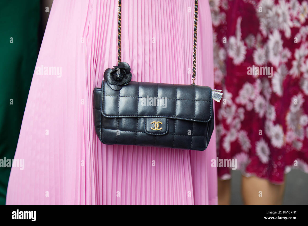 Milano - 23 settembre: donna con chanel nero borsa in pelle con rosa gonna  plissettata prima di Ermanno scervino fashion show, la settimana della moda  milanese street styl Foto stock - Alamy