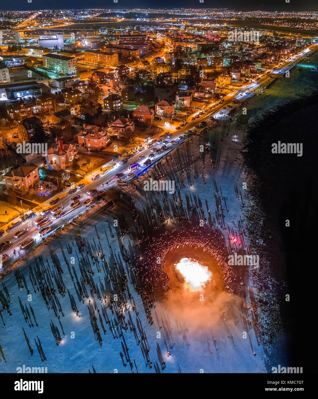 Veglione di Capodanno. I falò e fuochi d'artificio di Capodanno è un evento annuale, Reykjavik, Islanda. Questa immagine viene girato con un drone. Foto Stock