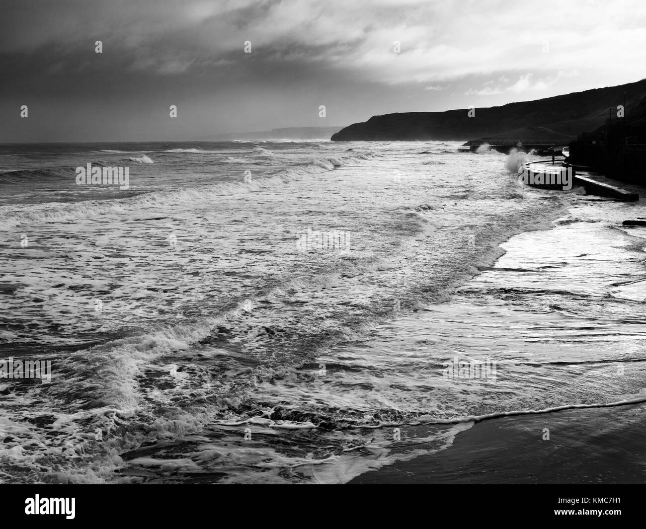 Onde che si infrangono sulla riva ad alta marea nel South Bay in inverno Scarborough North Yorkshire Inghilterra Foto Stock