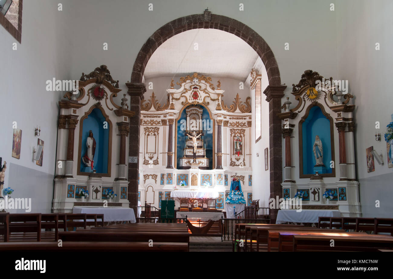 Una chiesa cattolica dal design un po' ornato nell'isola di São Nicolau, nell'arcipelago del Capo Verde Foto Stock