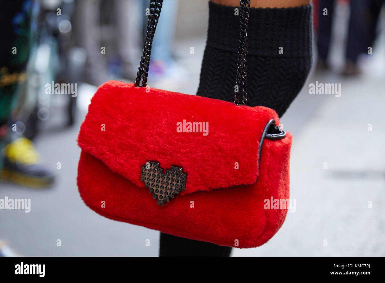 Milano - 23 settembre: donna con pelliccia rosso borsa con lego cuore prima di Ermanno scervino fashion show, la settimana della moda milanese street style on September 23, 20 Foto Stock