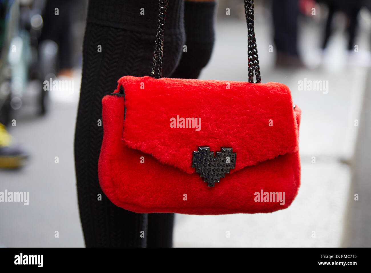 Milano - 23 settembre: donna con pelliccia rosso borsa con cuore prima di Ermanno scervino fashion show, la settimana della moda milanese street style on September 23, 2017 in Foto Stock