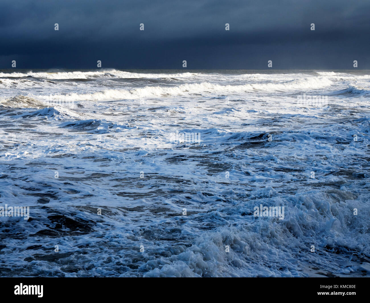 Onde che si infrangono in South Bay in un giorno di tempesta a Scarborough North Yorkshire, Inghilterra Foto Stock