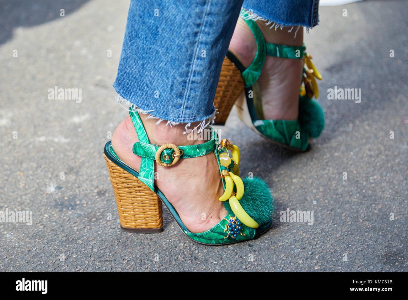 MILANO - 23 SETTEMBRE: Donna con tacco alto verde con decorazioni gialle alle banane e jeans azzurri strappati prima della sfilata di Ermanno Scervino, Milano Foto Stock