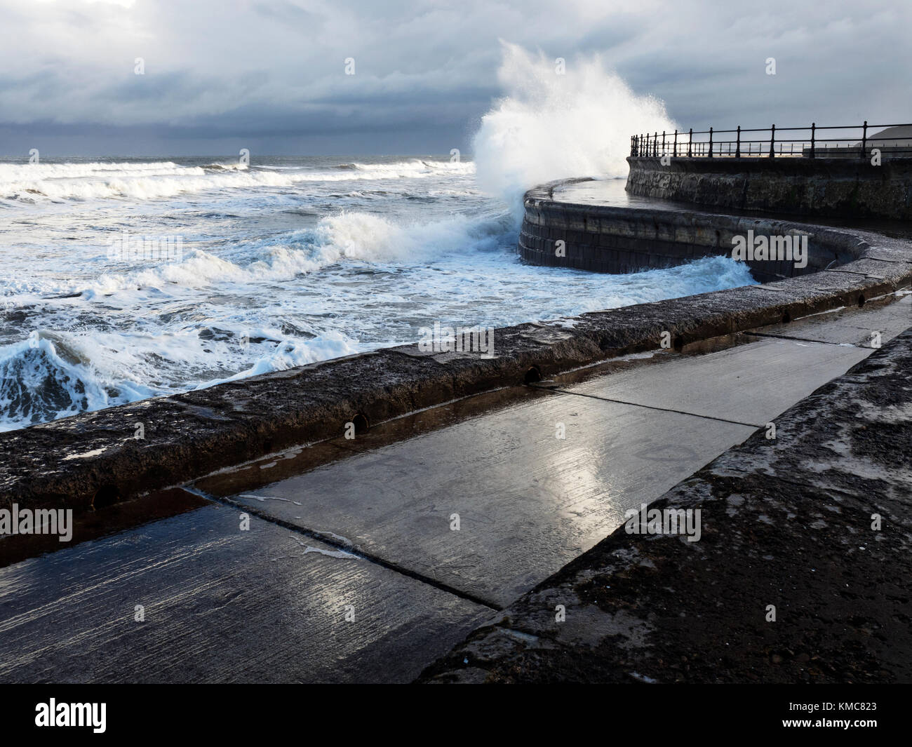 Onde che si infrangono sulle mura sul mare ad alta marea in South Bay a Scarborough North Yorkshire, Inghilterra Foto Stock