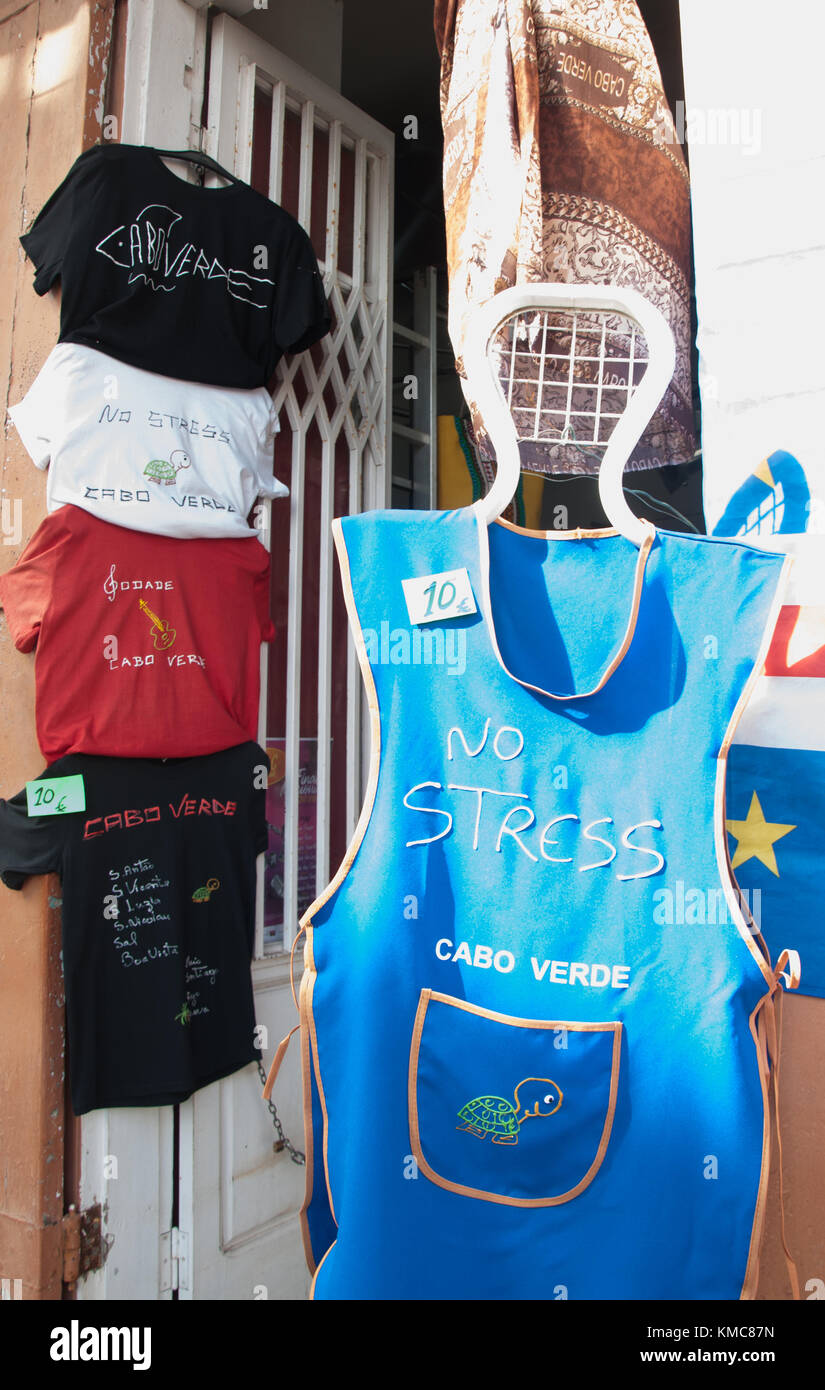 Souvenir di Capo Verde in un negozio a Mindelo, capitale di São Vicente, un'isola popolare nell'arcipelago di 10 isole nell'Oceano Atlan centrale Foto Stock