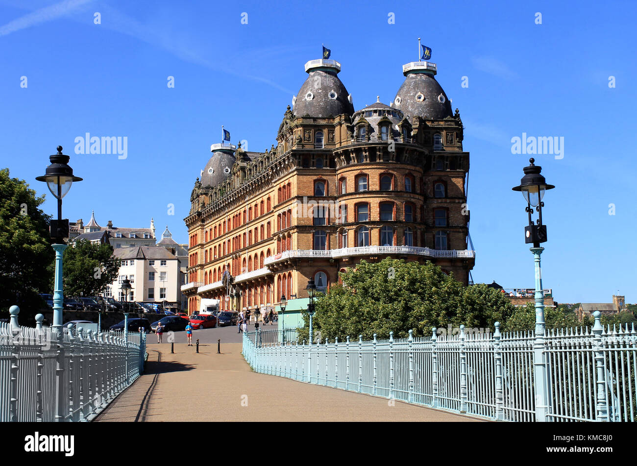 SCARBOROUGH, North Yorkshire, Inghilterra - XIX del giugno 2017: Grand Hotel Palazzo visto oltre il ponte Spa il 19 di giugno 2017 a Scarborough durante Foto Stock