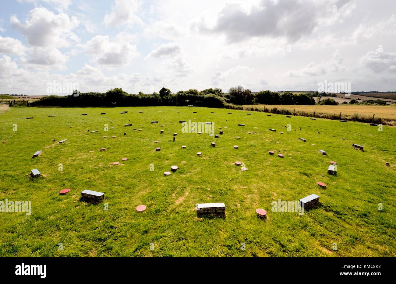 Il Santuario di 4500 anno vecchio sito rituale. Avebury, Wiltshire, Inghilterra. I marker indicano originale pietra concentrici e posti di legno Foto Stock