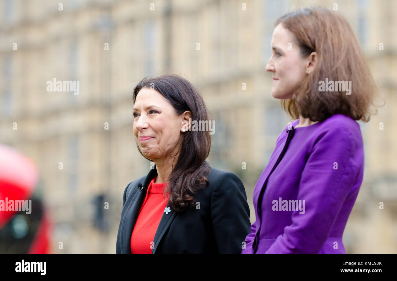 Debbie Abrahams MP (manodopera; Oldham East e Saddleworth) e Theresa Villiers MP (Cost: Chipping Barnet) su College Green, Westminster, discutendo di Phil Foto Stock