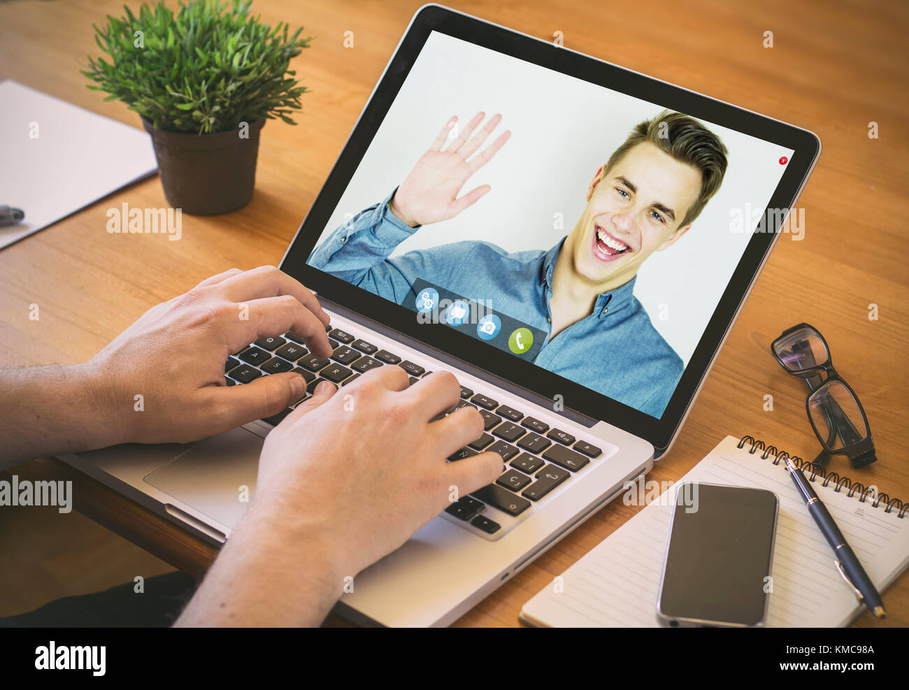 Proprietario della chat video online. close-up vista superiore dell'uomo chattare su laptop e un amico dire ciao sullo schermo. Foto Stock