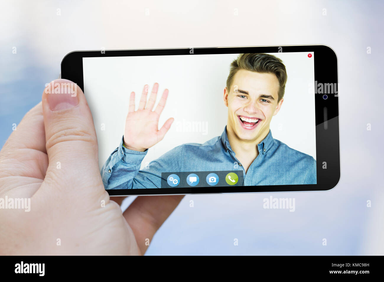 Comunicazioni mobili concetto: mano azienda di uno smartphone con la video chat app schermo. i grafici dello schermo sono costituiti. Foto Stock