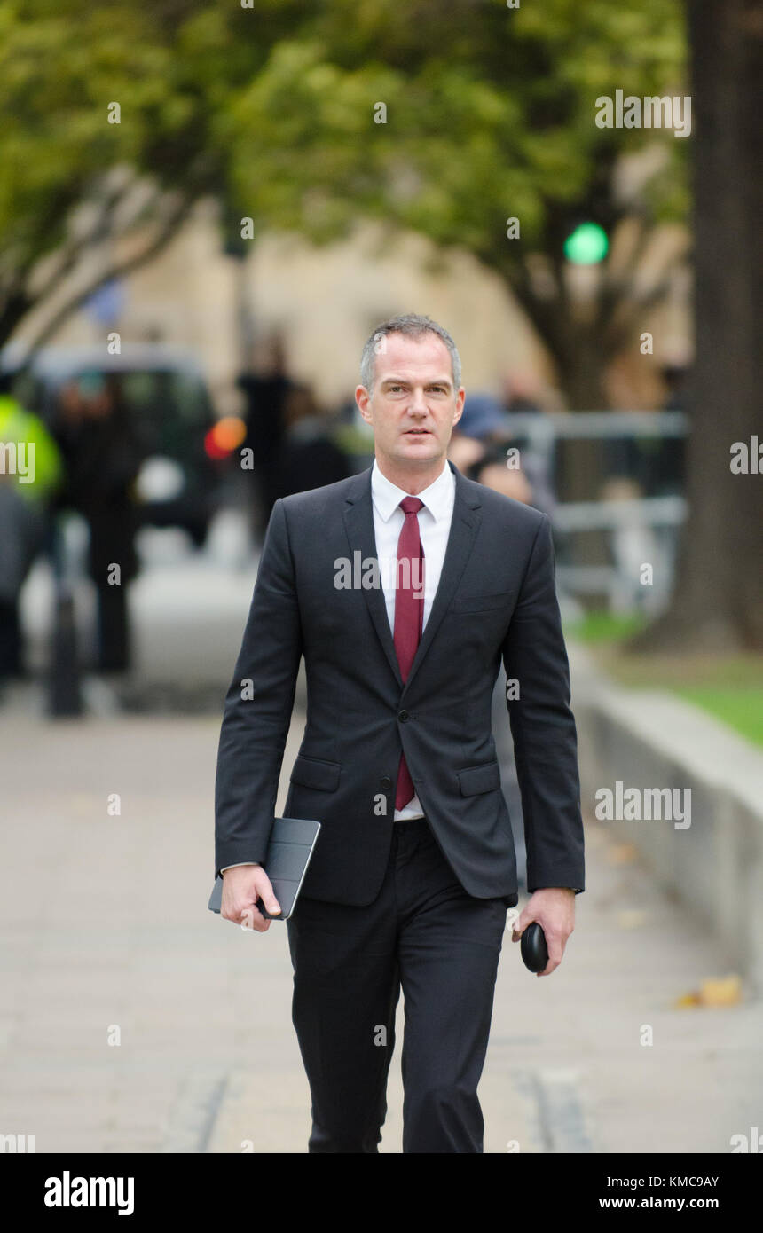 Peter Kyle MP (manodopera; Hove) su College Green, Westminster, discutendo di Philip Hammonds bilancio, 22 novembre 2017 Foto Stock