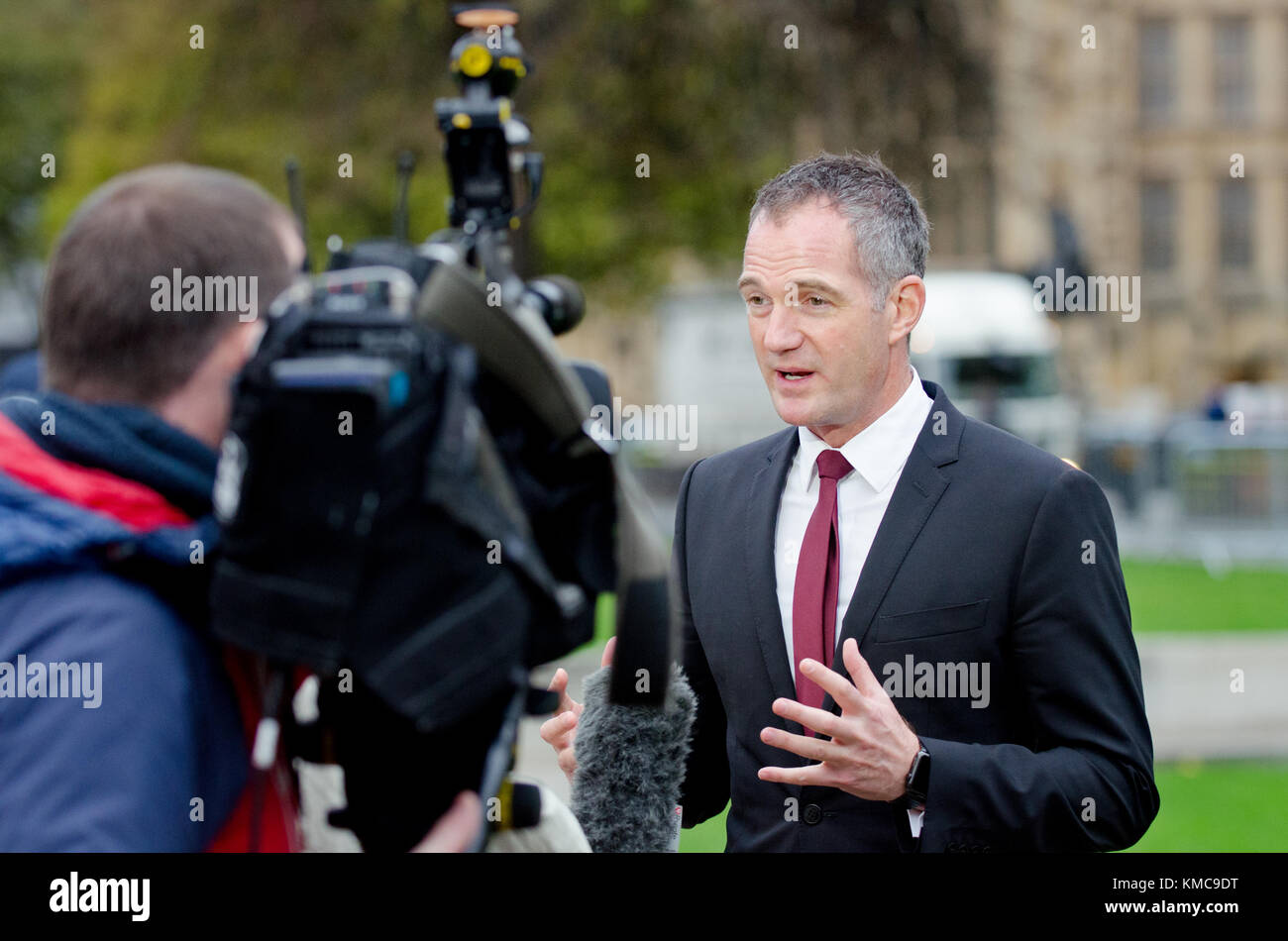 Peter Kyle MP (manodopera; Hove) su College Green, Westminster, discutendo di Philip Hammonds bilancio, 22 novembre 2017 Foto Stock