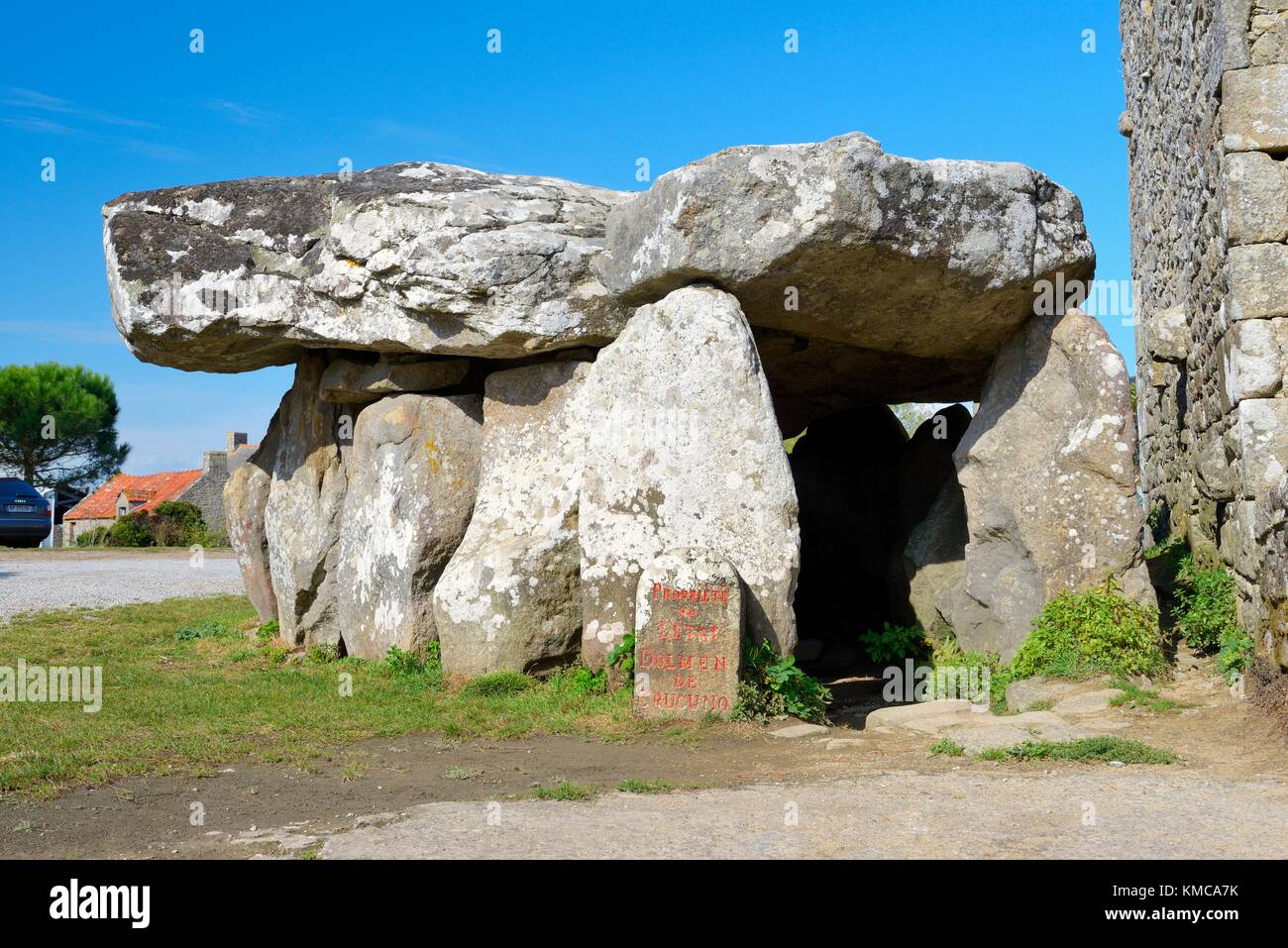 Il massiccio del Neolitico Crucuno preistorici Dolmen nel villaggio di Crucuno, Brittany, Francia. Foto Stock