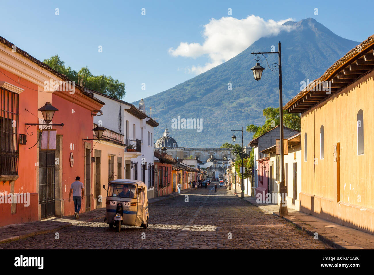 Case coloniali con vista sul vulcano Agua sullo sfondo | Antigua | Guatemala Foto Stock