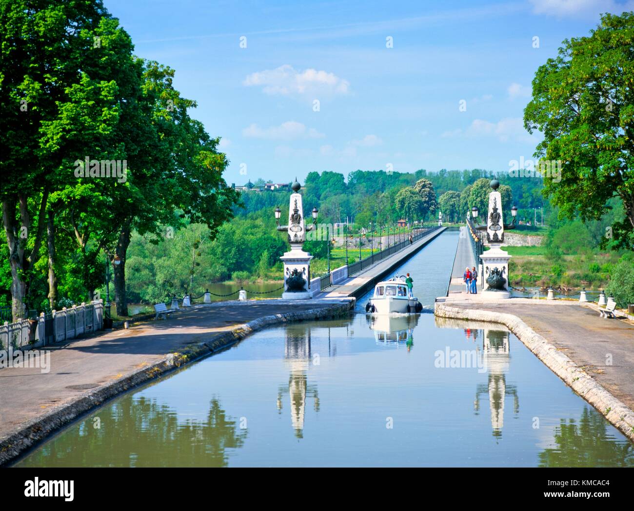 Il ponte sul canale acquedotto progettato da Eiffel attraversa la Loira a Briare nel Loiret regione della Francia, nei pressi di Orleans e Gien Foto Stock