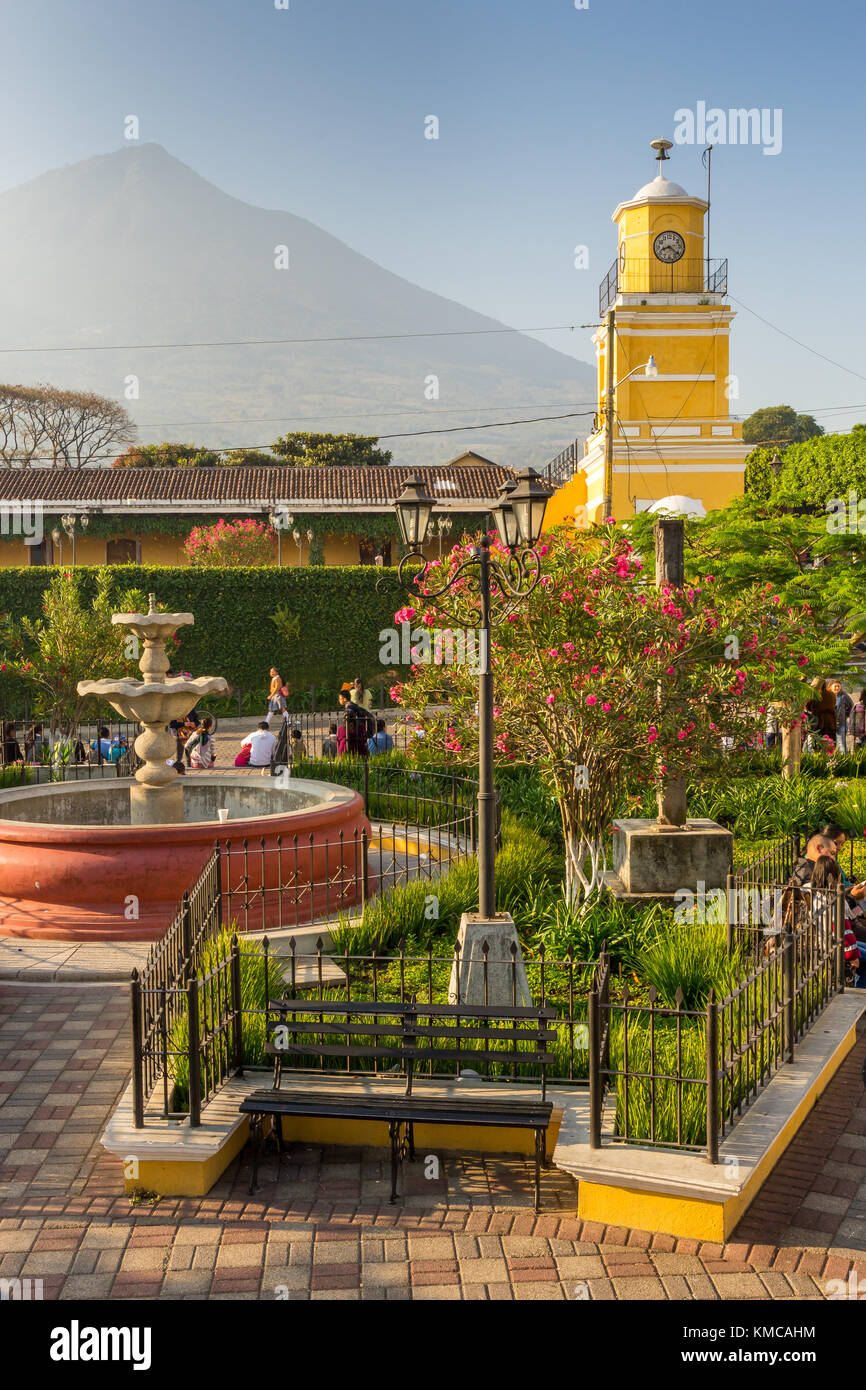 Torre del municipio sulla piazza principale con vista sul vulcano Agua sullo sfondo | Ciudad Vieja Foto Stock