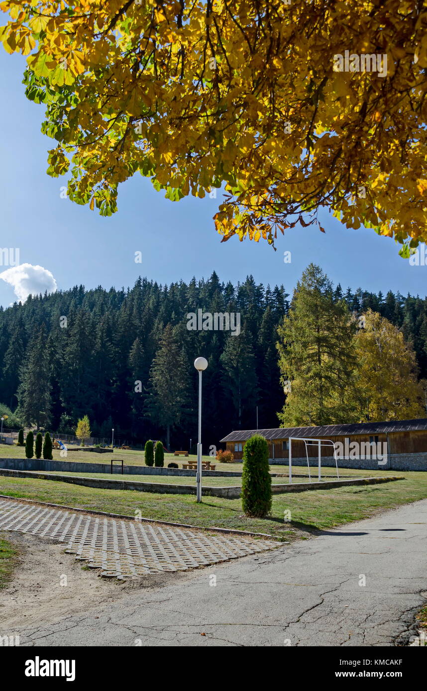 Veduta autunnale verso il giardino pubblico con una foresta naturale nuovo open-air kindergarten, montagna Rila, Bulgaria Foto Stock