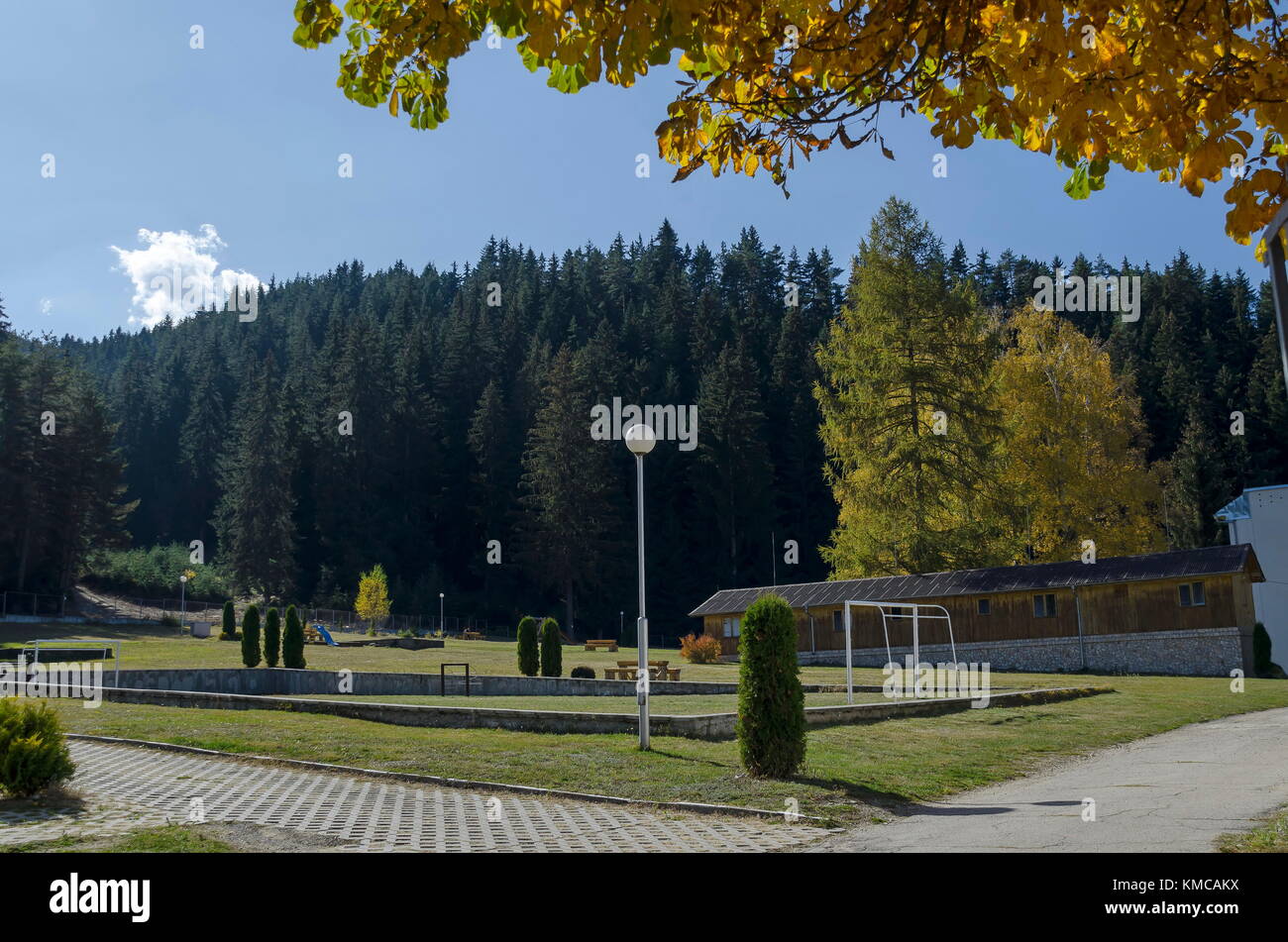 Veduta autunnale verso il giardino pubblico con una foresta naturale nuovo open-air kindergarten, montagna Rila, Bulgaria Foto Stock