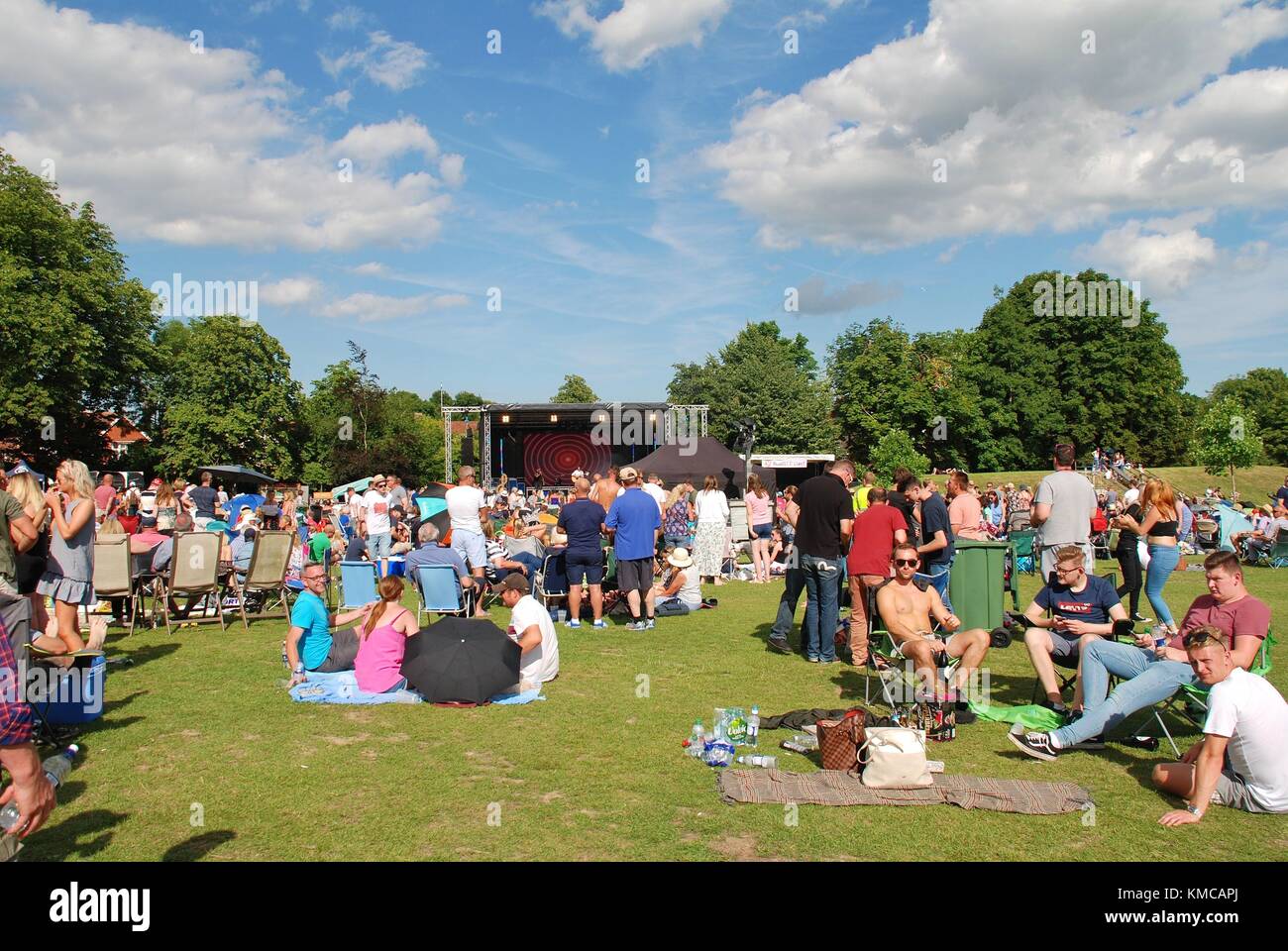 Le persone che si godono la tentertainment annuale festival di musica a Tenterden nel Kent, in Inghilterra il 2 luglio 2017. L'evento gratuito è stato organizzato per la prima volta nel 2008. Foto Stock