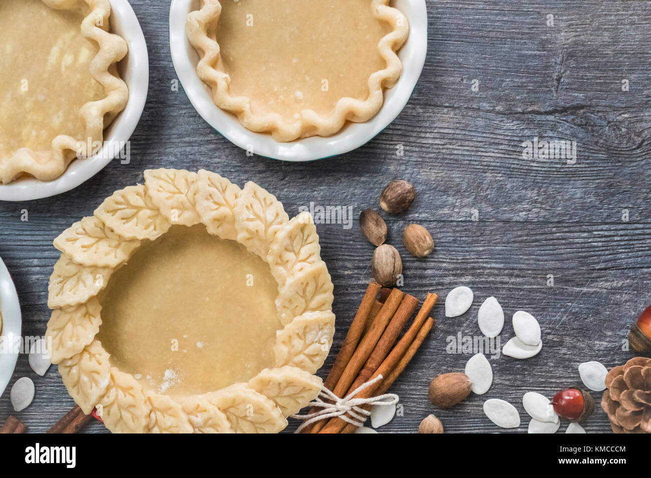 La preparazione di croste di torta per mini torte di zucca. Foto Stock