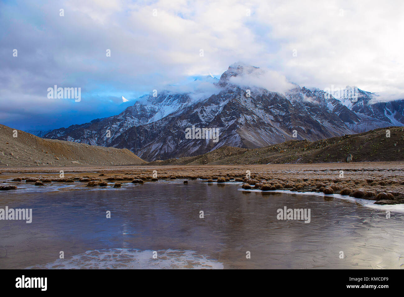 Flusso congelato vicino ghiacciaio Gangotri, Uttarakhand, India Foto Stock