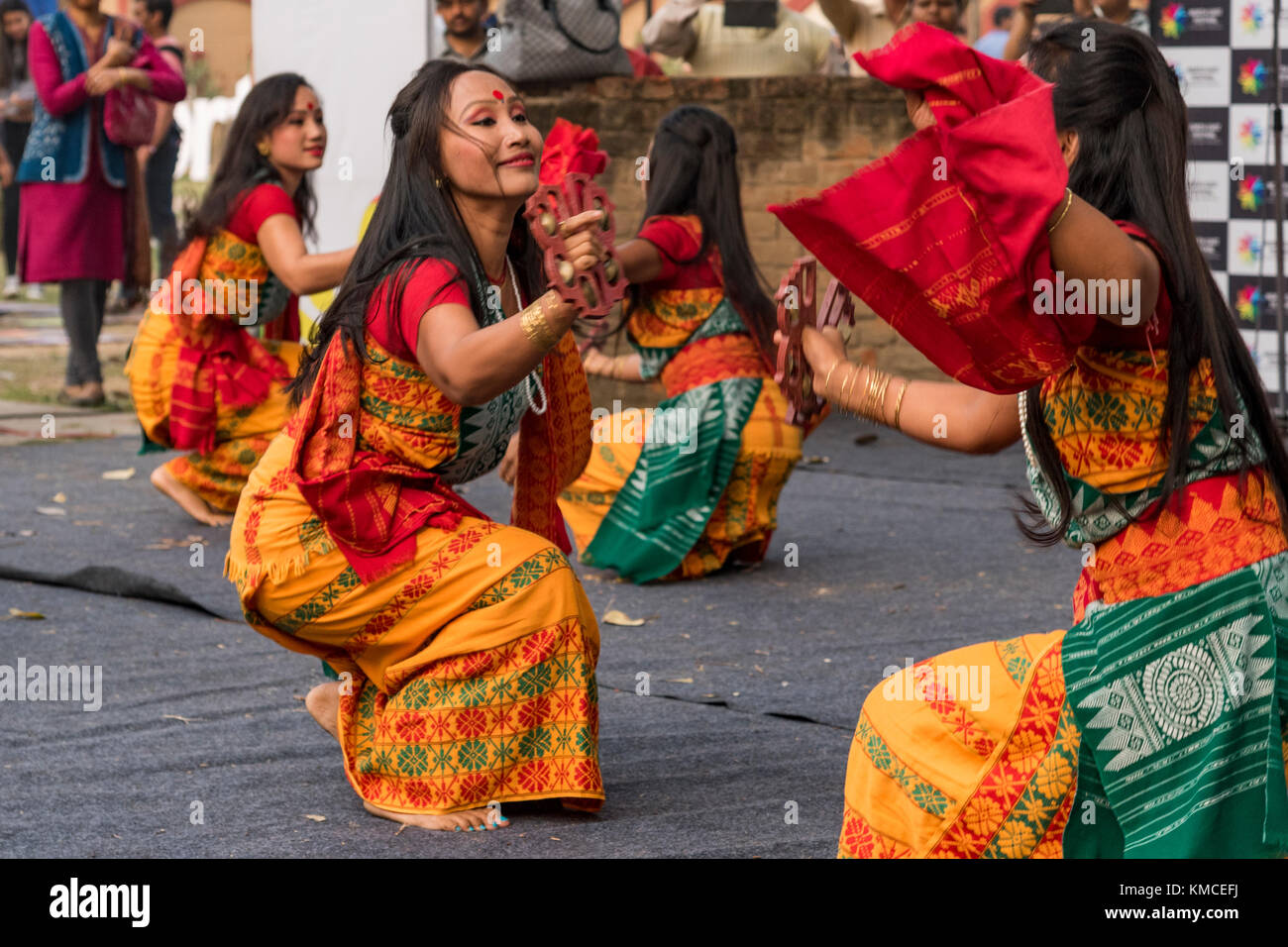 Un gruppo di ragazze da nord est membri dancing in una fila di indossare abiti etnici. Foto Stock