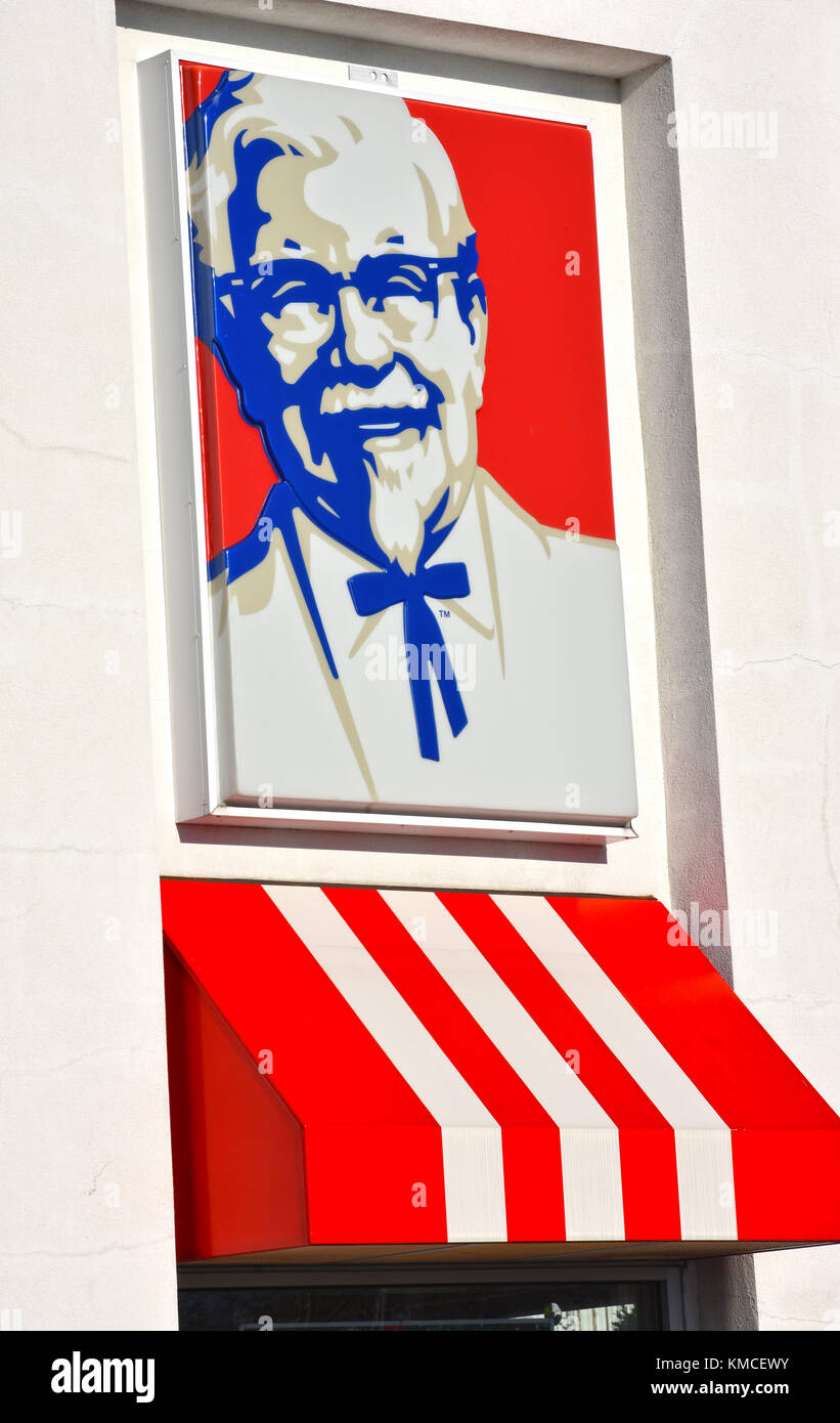 Kentucky Fried Chicken un ristorante fast food con il Colonnello Sanders al di fuori di Bellingham, Washington, Stati Uniti d'America. Foto Stock