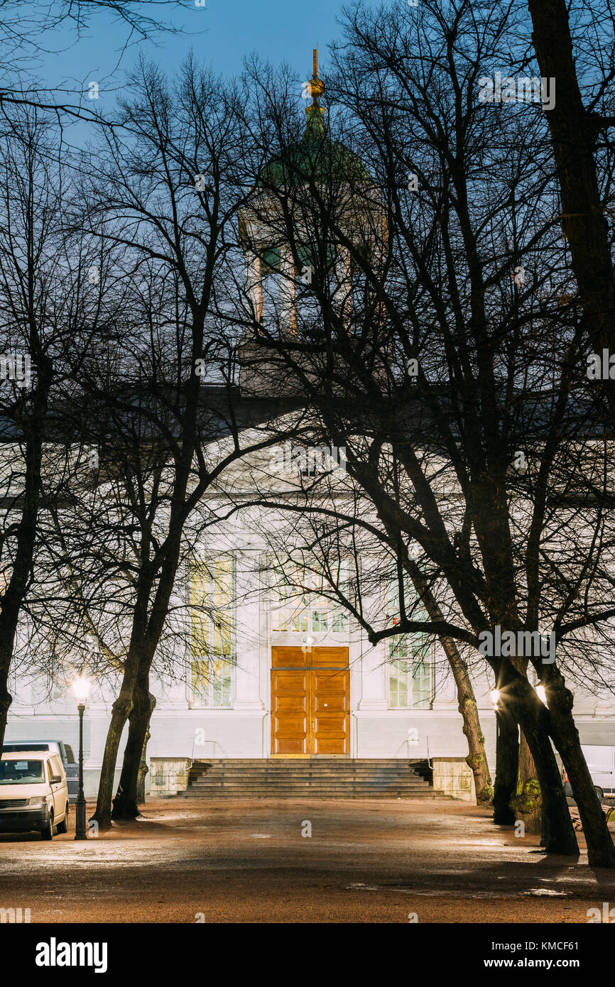Helsinki, Finlandia. sera vista luterano ed Evangelico helsinki vecchia chiesa tra alberi. La più antica chiesa esistente nel centro di helsinki. Foto Stock
