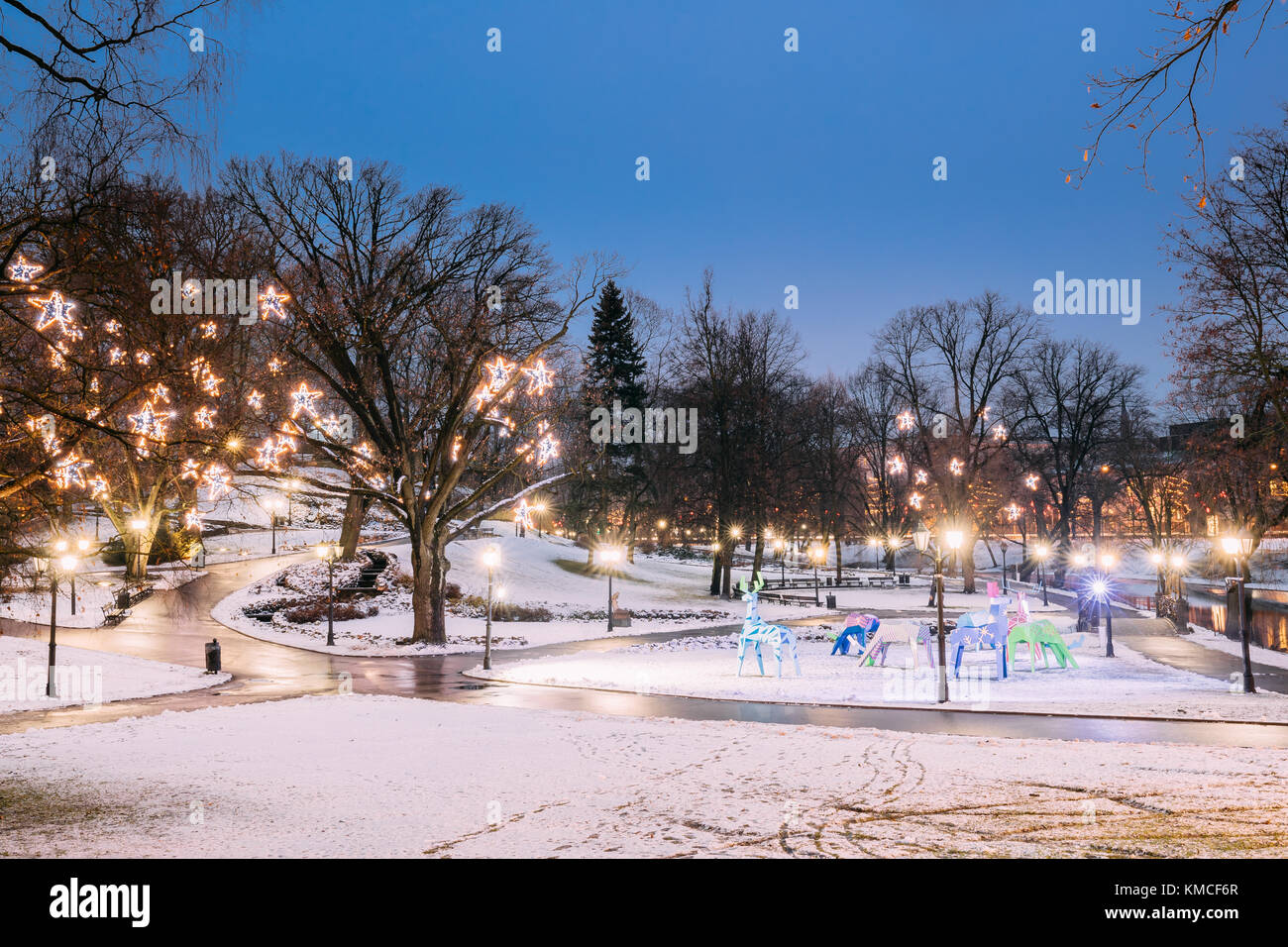 Riga, Lettonia. vista serale del Parco colle bastion in festa di Natale Natale Capodanno luminarie. Foto Stock