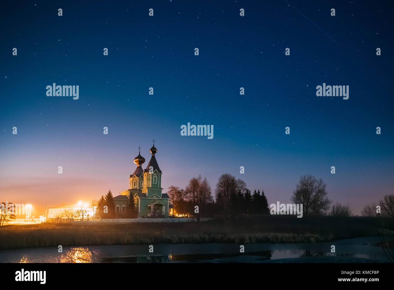 Vecchio legno russo-ortodossa della santa Trinità di notte sotto il cielo stellato in villaggio krupets, dobrush distretto, regione di Gomel in Bielorussia, storico. Foto Stock