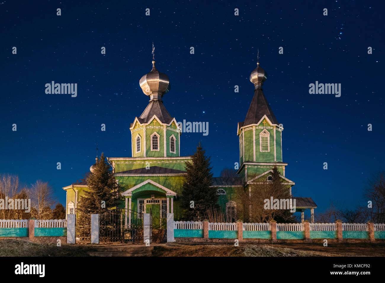 Vecchio legno russo-ortodossa della santa Trinità di notte sotto il cielo stellato in villaggio krupets, dobrush distretto, regione di Gomel in Bielorussia, storico. Foto Stock