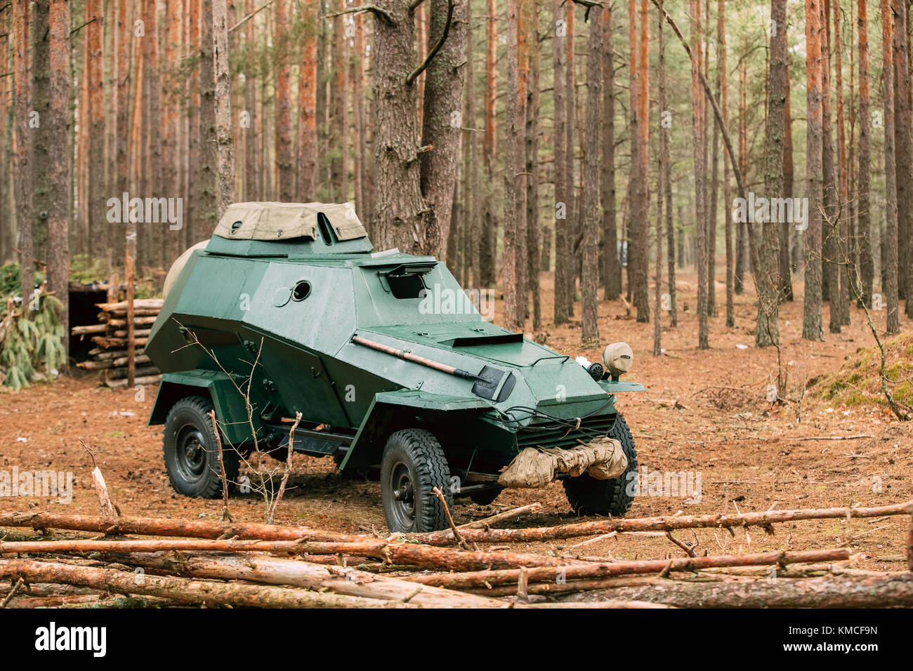 Corazzata russa sovietica auto scout ba-64 della II guerra mondiale in autunno foresta. Foto Stock