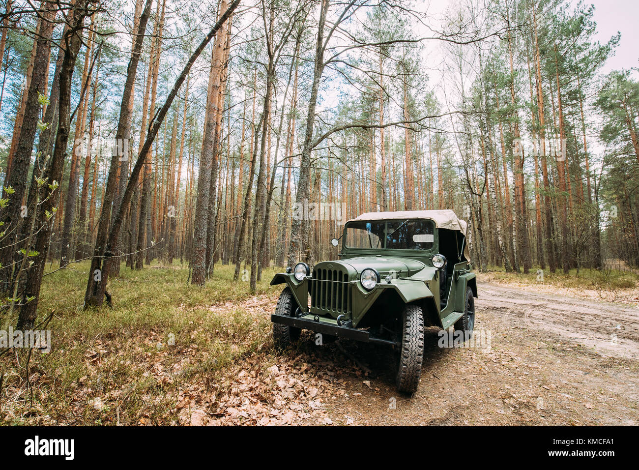 La trazione su quattro ruote army truck GAZ-67 Auto della II Guerra Mondiale Parcheggio vicino alla strada forestale. Foto Stock