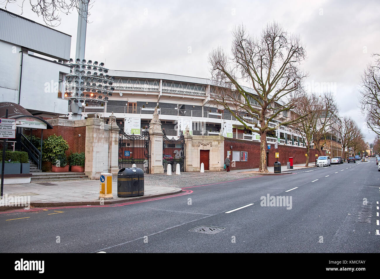 London city - 25 dicembre 2016: uno degli ingressi al Lord's Cricket Ground, chiuso con un cancello di ferro Foto Stock