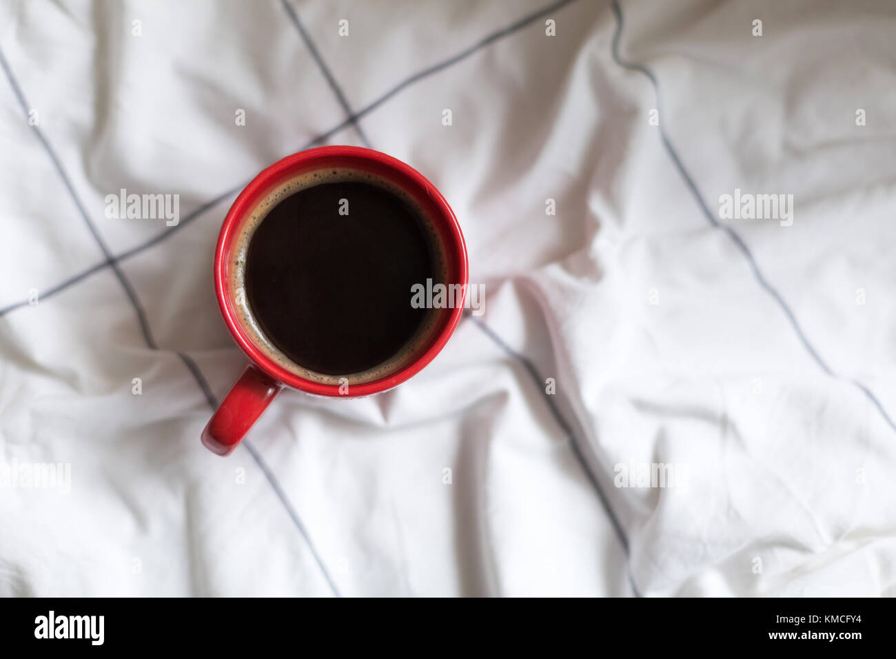 Il caffè nella tazza rossa servita a letto Foto Stock