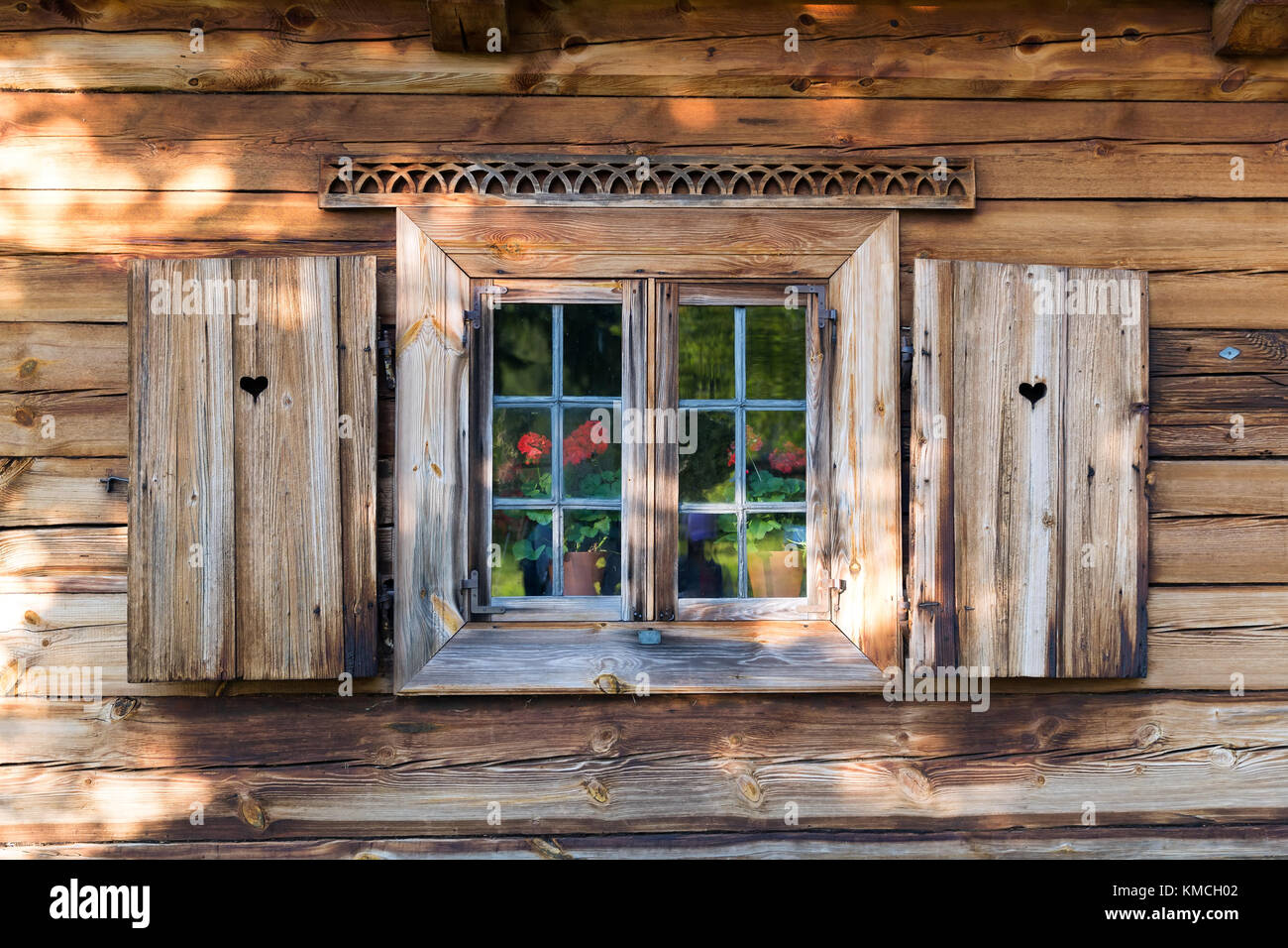 Finestra con persiane aperte nella vecchia casa in legno Foto Stock
