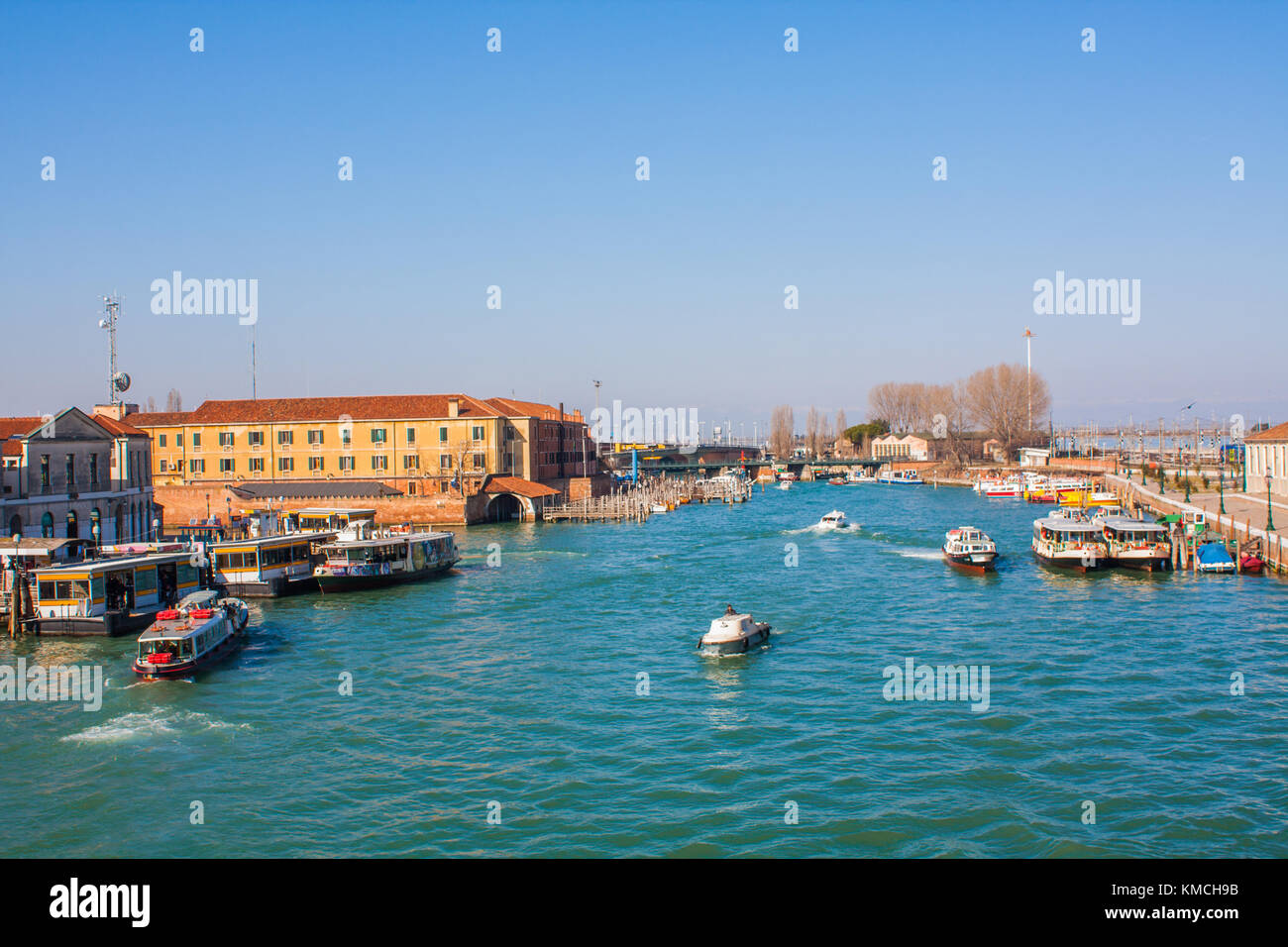 Venezia città d'Italia. vista sul Grand Canal, paesaggio veneziano con barche e gondole e traghetti. Foto Stock