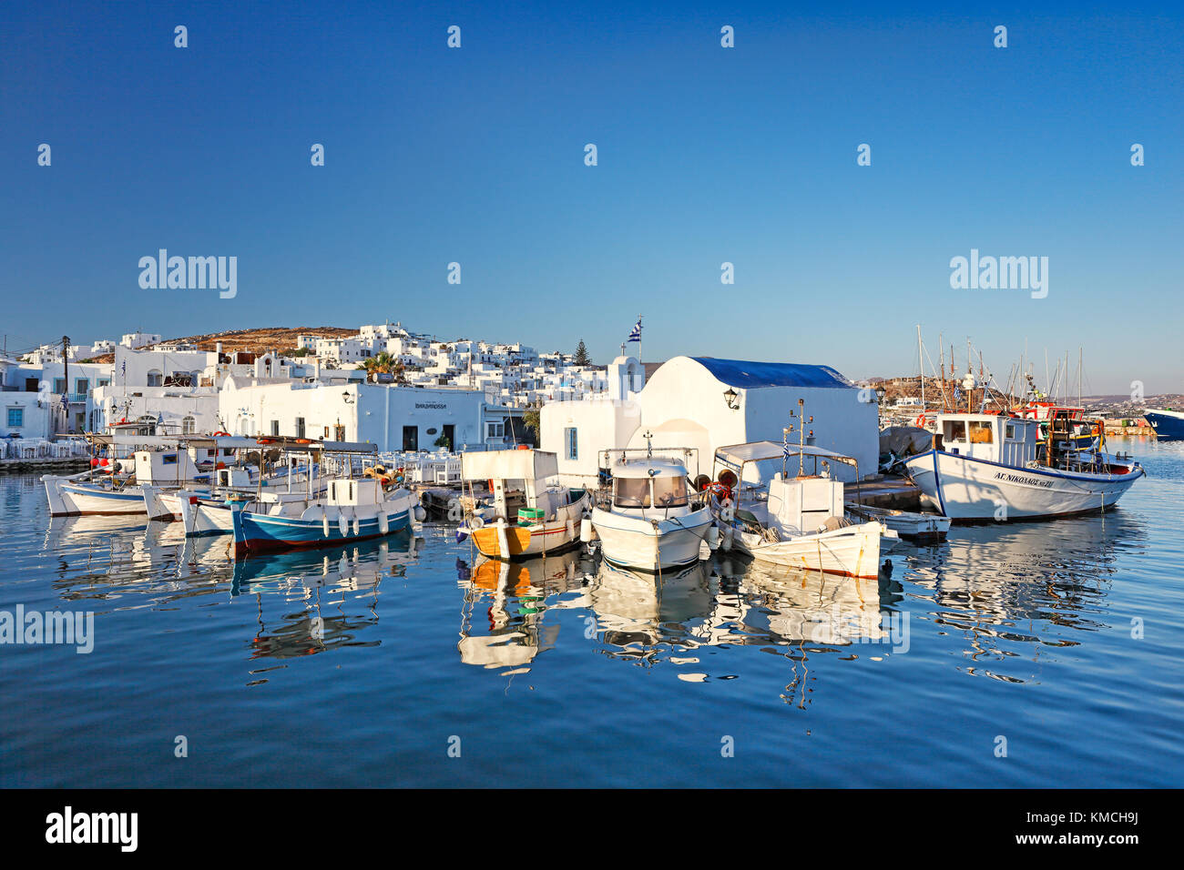 Barche nel porto di naousa nell isola di Paros, Grecia Foto Stock