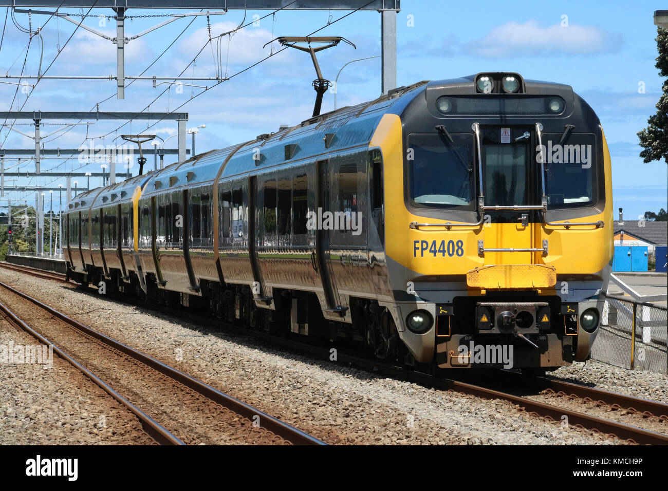 Due auto elettrica unità multiple lasciando Paraparaumu con un treno di Metlink da Wellington a Waikanae sulla Costa di Kapiti, Nuova Zelanda Foto Stock