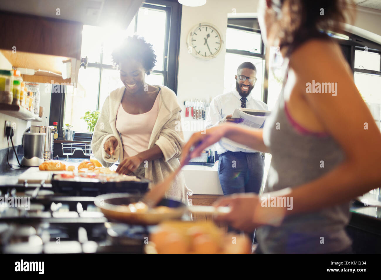 Un amico coinquilini che cucinano la prima colazione in cucina Foto Stock