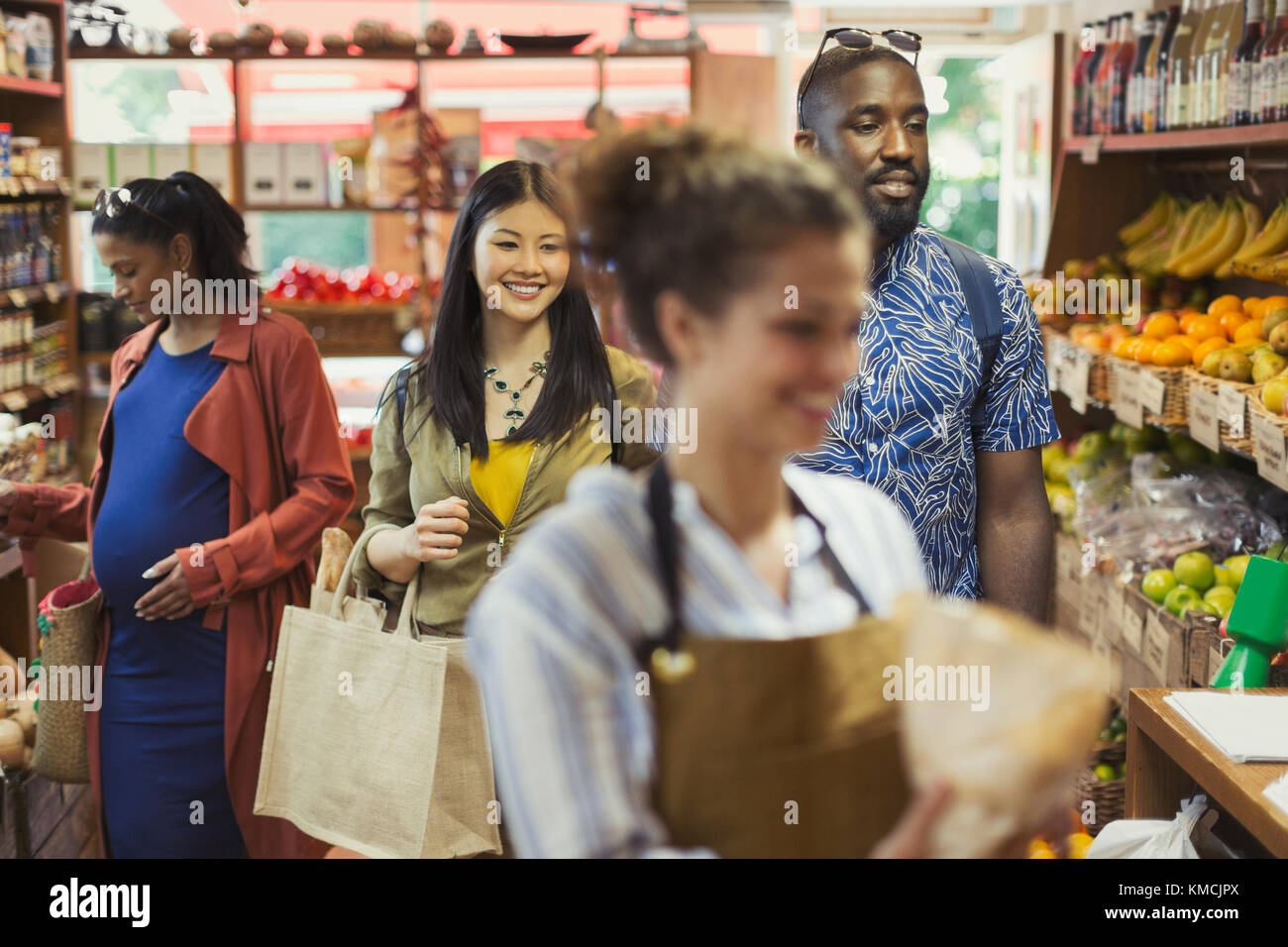 La gente che acquista in un negozio di alimentari Foto Stock