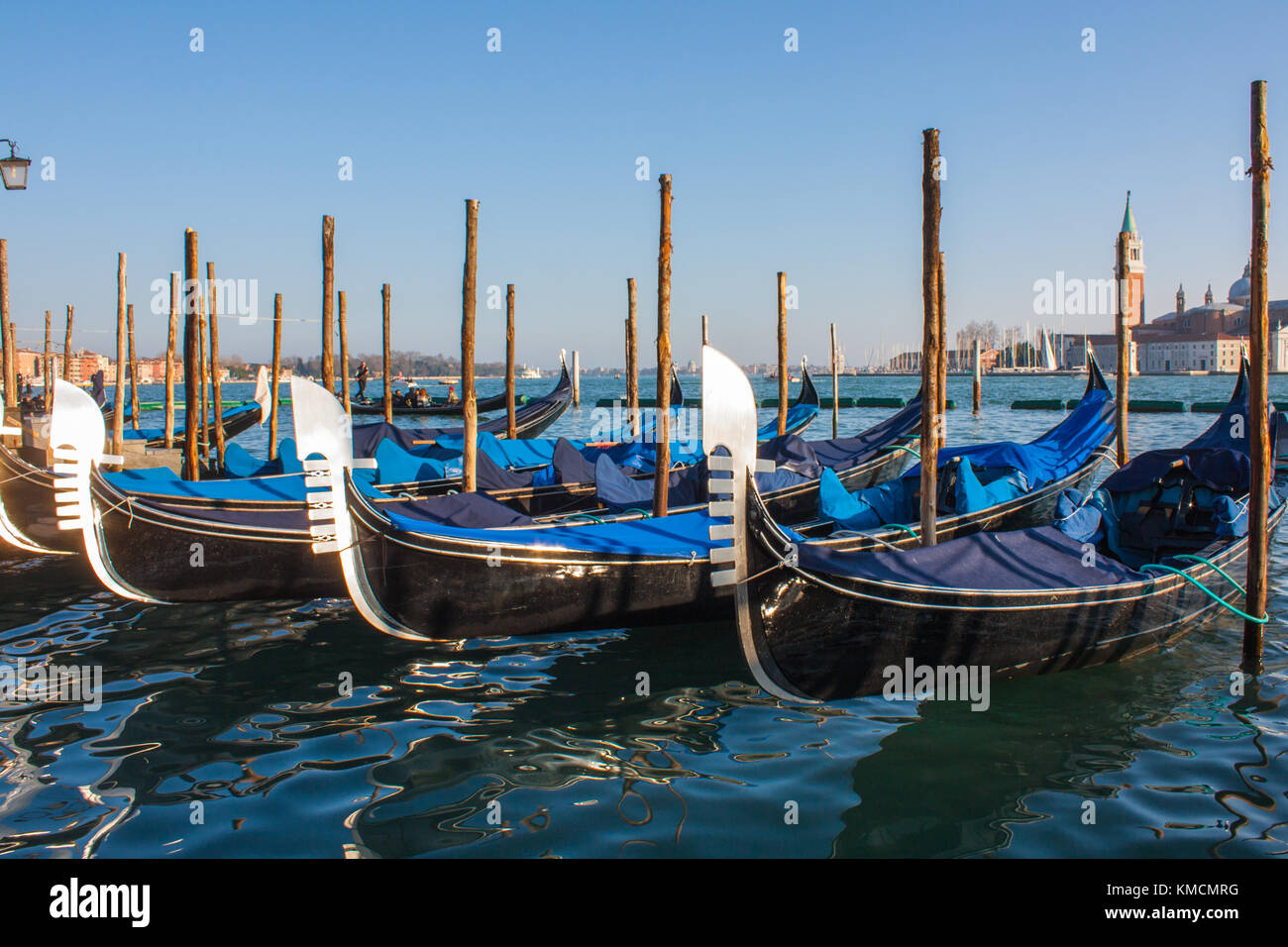 La città di Venezia di Italia.Vista parcheggiata gondole, famoso trasporti veneziano. Foto Stock