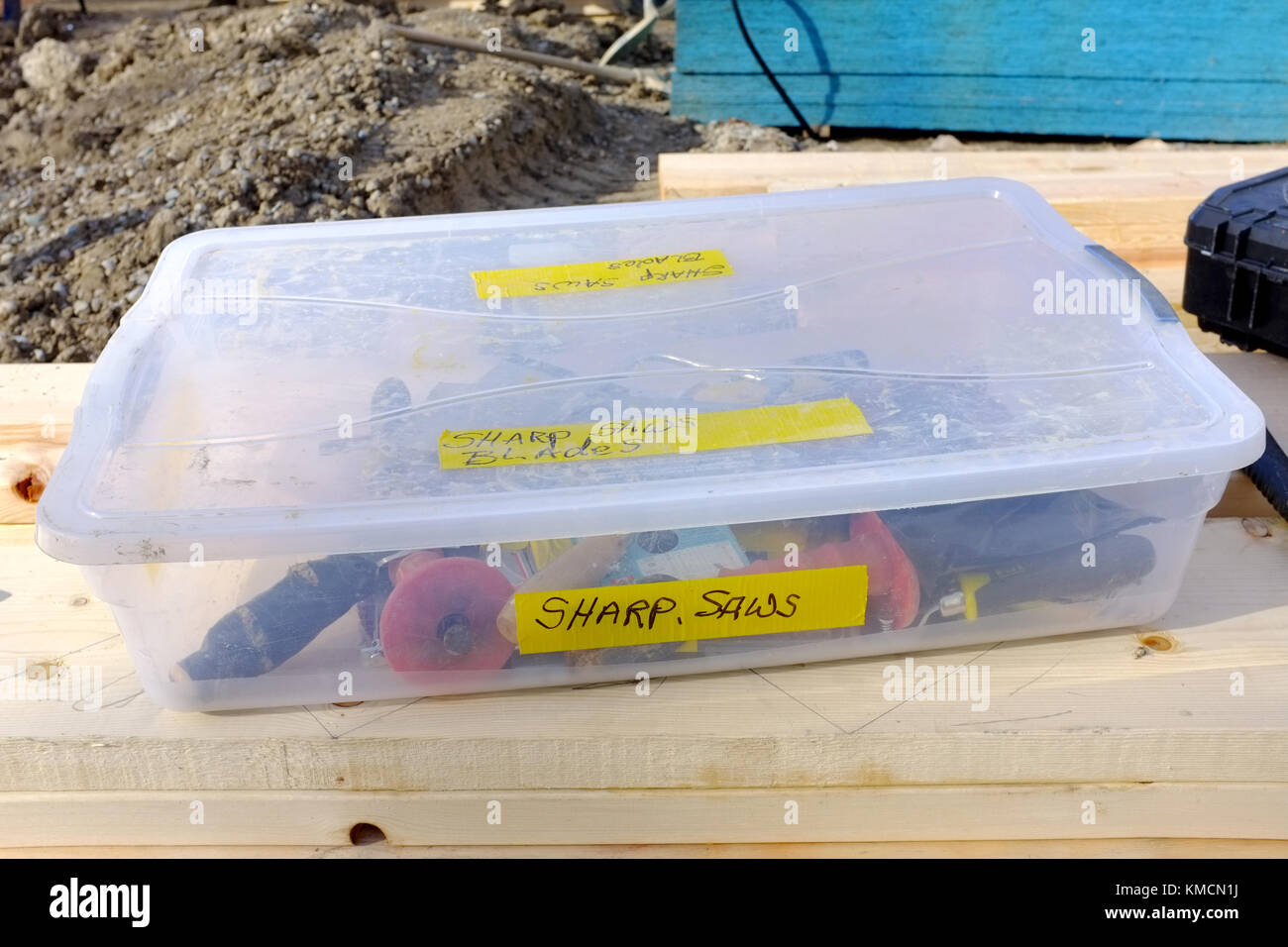 Una scatola di seghe affilate su un sito in costruzione. Foto Stock