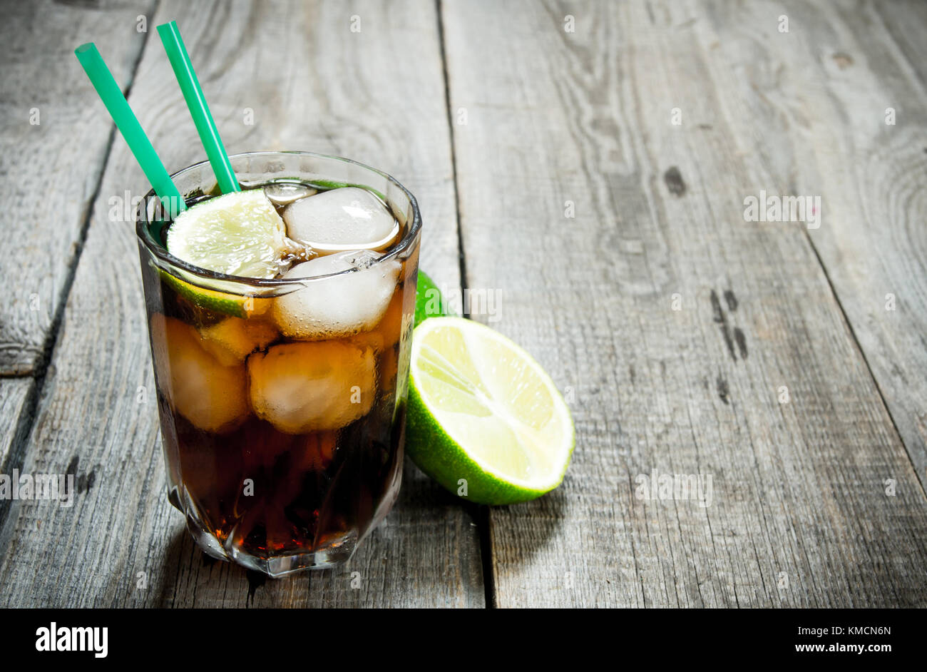 Cuba libre cocktail . fresco cocktail con calce e menta su un tavolo di legno. spazio libero per il testo. Foto Stock