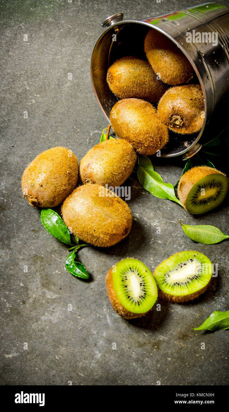 Benna caduti con kiwi e foglie. sul tavolo di pietra. Foto Stock