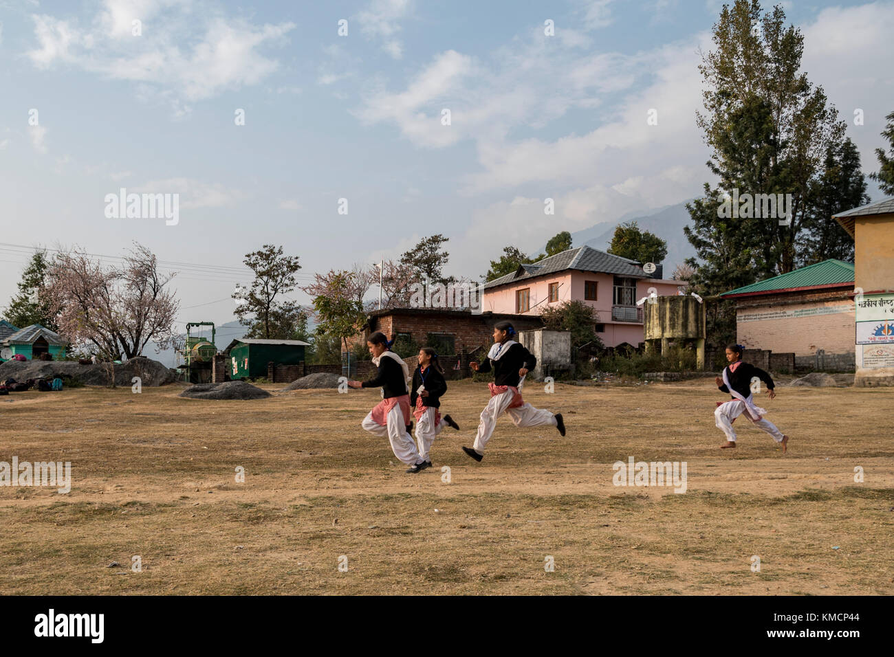 Scuola di giovani ragazze che partecipano nella giornata di sport. Foto Stock