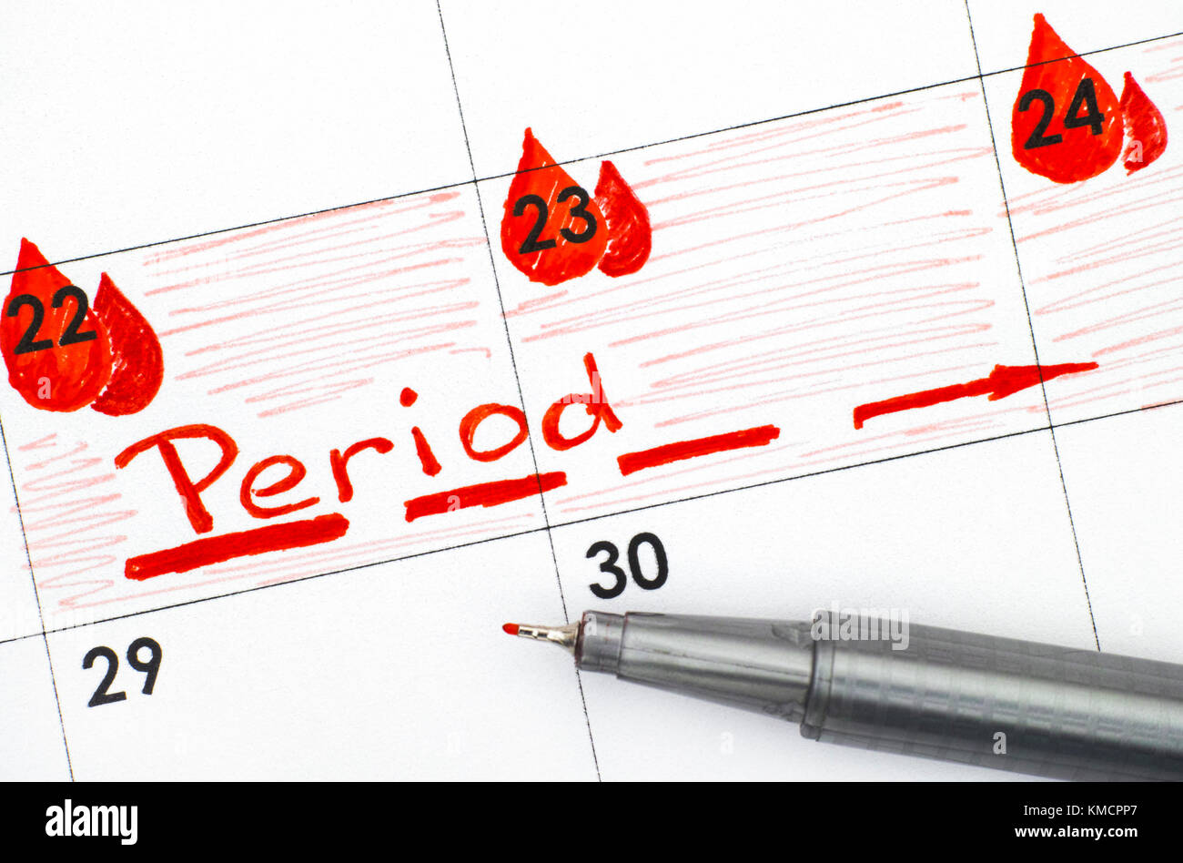Periodo di promemoria nel calendario con penna rossa. Close-up. Foto Stock