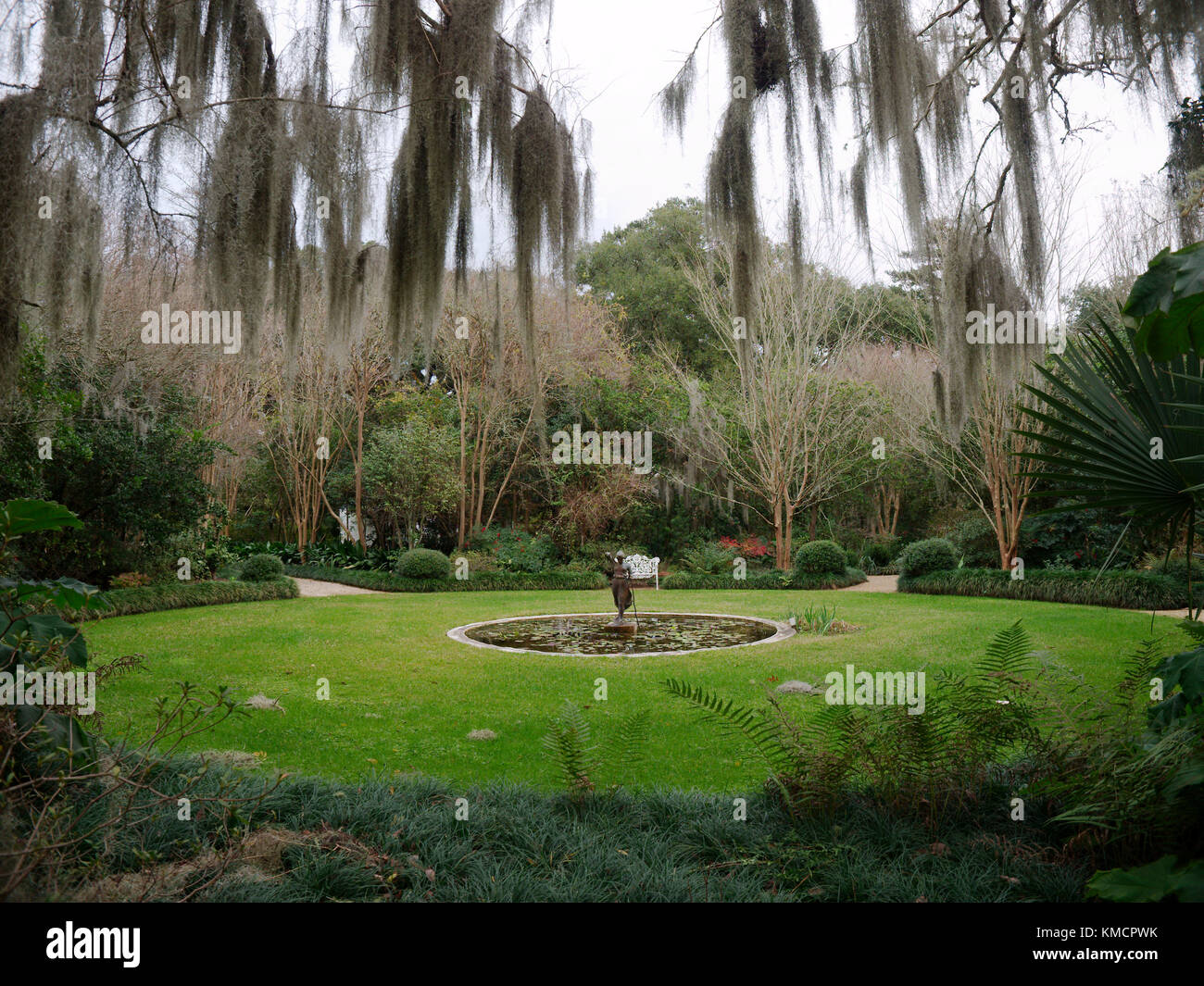 Baton Rouge, Louisiana, Stati Uniti d'America - 2017: ninfee su una fontana presso i giardini windrush museo, situato nel parco di il Museo di Vita Rurale della LSU Foto Stock